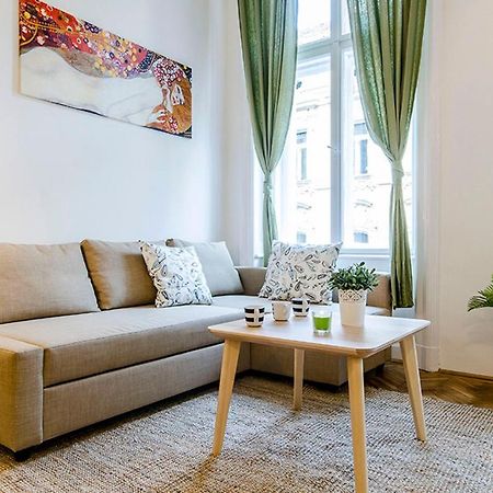 Cozy 2 Bedroom Apartment In Terez Boulevard. Budapest Kültér fotó